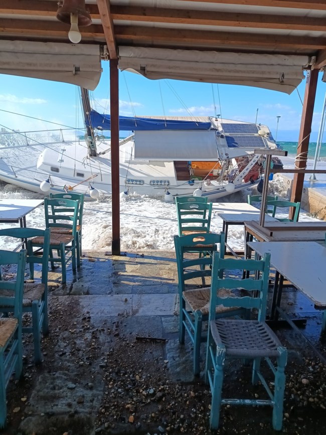 Μαγνησία: Ισχυροί άνεμοι στον Παγασητικό - Καράβια βγήκαν στη στεριά...