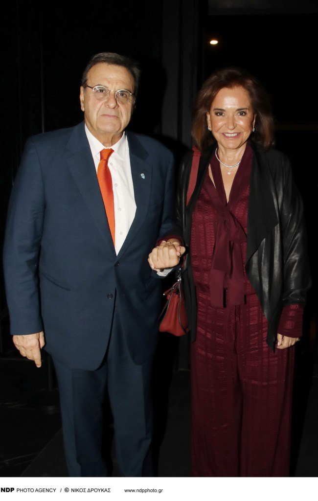 Ντόρα Μπακογιάννη: Με βουργουνδί σύνολο σε βραδινή εμφάνιση με τον σύζυγό της