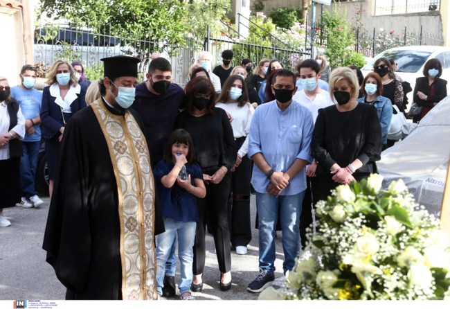 Θλίψη και συγκίνηση στο τρισάγιο του Γιώργου Καραϊβάζ - Συντετριμμένοι η γυναίκα του και ο γιος του