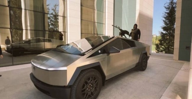 Το Tesla του ...Πούτιν: Ο Καντίροφ εξόπλισε με πολυβόλο ένα Cybertruck - Το μήνυμα στον Έλον Μασκ [βίντεο]