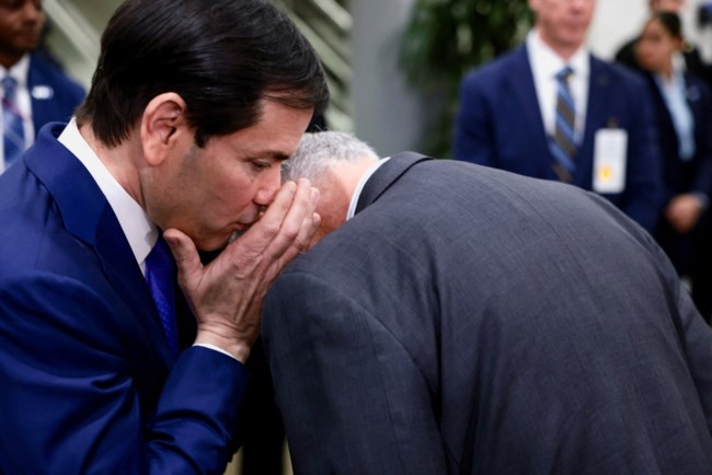 Οι ΗΠΑ απειλούν τη Γροιλανδία: "Πρώτα η διπλωματία, στο τραπέζι και η αγορά"