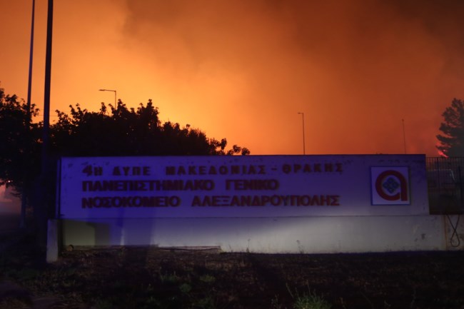 Πύρινη κόλαση στην Αλεξανδρούπολη: Εκκενώθηκαν 8 οικισμοί και το νοσοκομείο τη νύχτα - Σε χώρους φιλοξενίας οι πολίτες