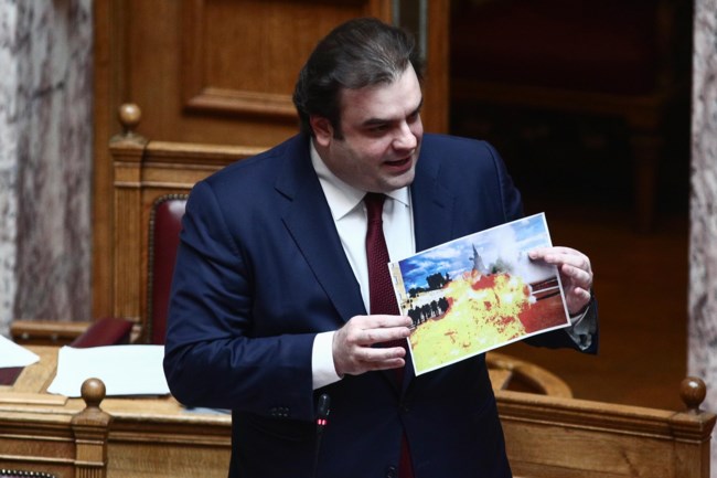 Ο Πιερρακάκης απάντησε με φωτογραφία αστυνομικών στην κριτική της αντιπολίτευσης για απρόκλητη επίθεση των ΜΑΤ σε φοιτητές
