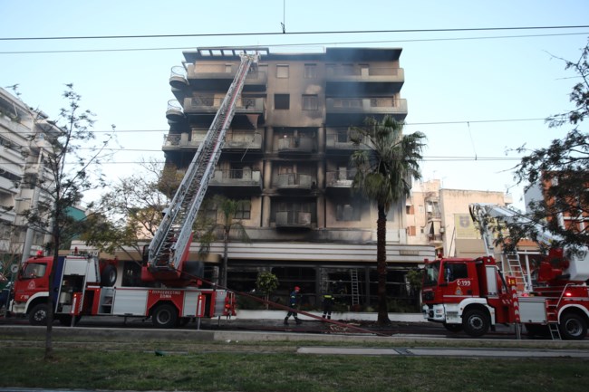 Στάχτη γνωστό εστιατόριο στη Νέα Σμύρνη - Ενας τραυματίας, μαρτυρίες για εμπρησμό [εικόνες - βίντεο]