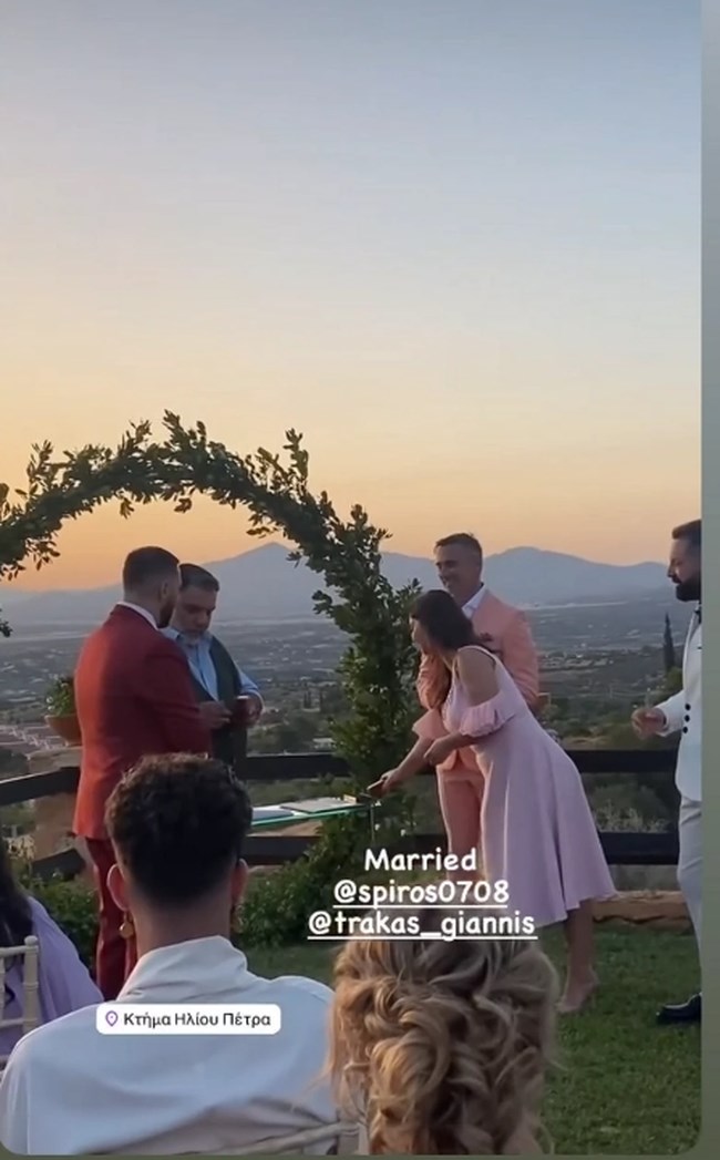 Γιώργος Καπουτζίδης: Με ροζ κοστούμι στον γάμο φίλων του με φόντο το ηλιοβασίλεμα - Ο διαφορετικός ρόλος του