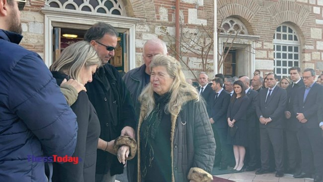 Κηδεία αστυνομικού Λυγγερίδη: Βαστάω εγώ, είμαι η μάνα του "Λύγγε",  συγκλόνισε η μητέρα του
