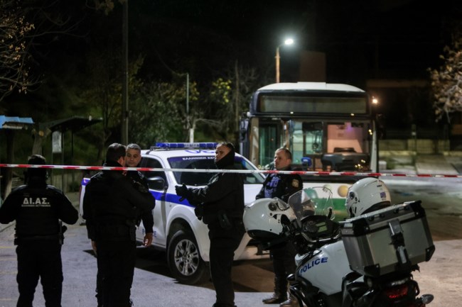 Πανεπιστημιούπολη Ζωγράφου: Επίθεση με βόμβες μολότοφ σε ομάδα ΔΙΑΣ με τραυματία έναν αστυνομικό