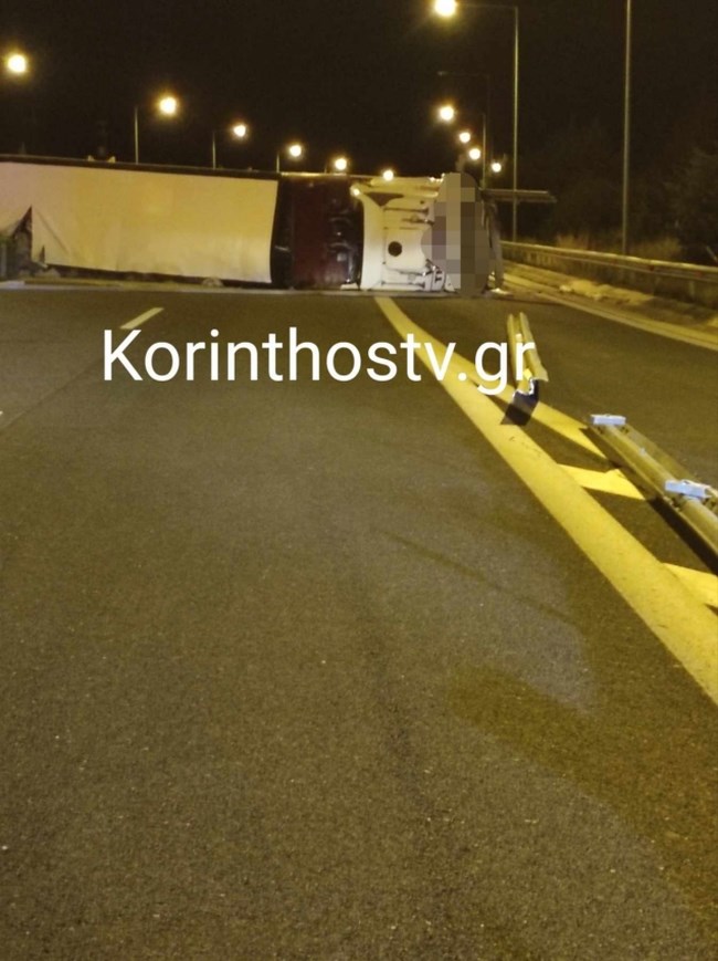 Έκλεισε η Εθνική οδός Κορίνθου-Τριπόλεως μετά από ανατροπή νταλίκας [Εικόνες]