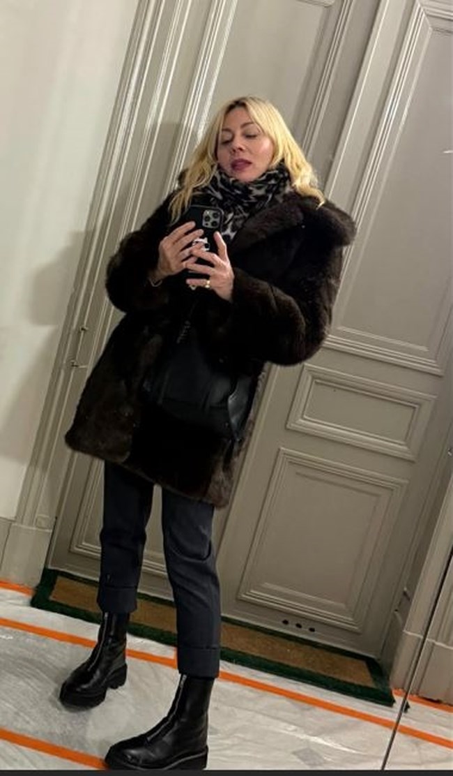 Σμαράγδα Καρύδη: Chic με γούνινο παλτό στη γαλλική πρωτεύουσα