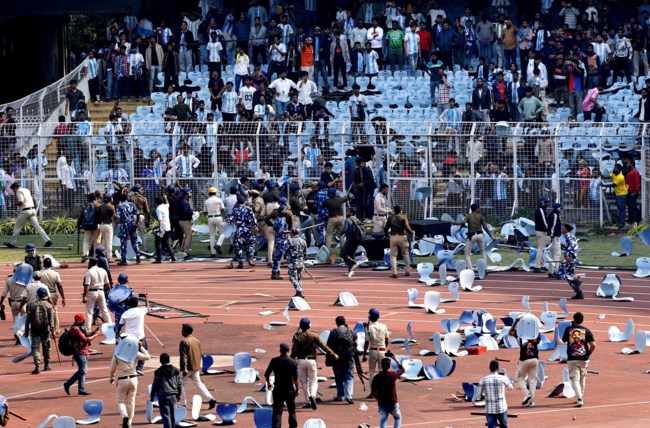 Ινδία: Οπαδοί κατέστρεψαν το γήπεδο στην Καλκούτα επειδή ο Μέσι εμφανίστηκε μόνο για λίγα λεπτά [βίντεο]