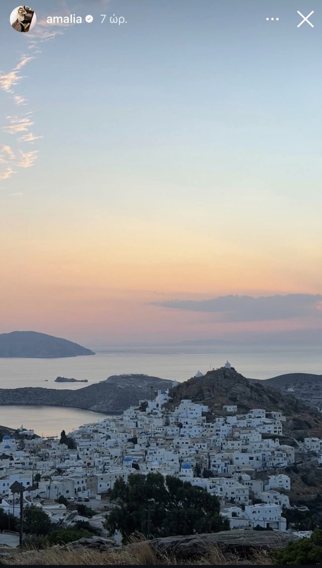 To ελληνικό καλοκαίρι της Αμαλίας Κωστοπούλου: Chic σε δείπνο με τον σύζυγό της