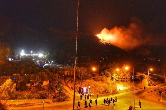 Φωτιά στη Σάμο: Καλύτερη η εικόνα της πυρκαγιάς - Δεν κινδυνεύει το ΚΥΤ [Εικόνες - Βίντεο]