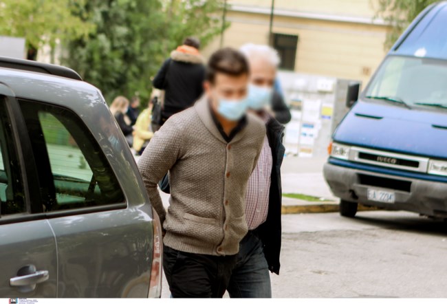 Στον ανακριτή ο 35χρονος προπονητής τένις που κατηγορείται για αποπλάνηση ανήλικων μαθητριών [εικόνες]