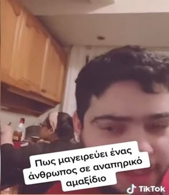 Viral τα βίντεο του Κώστα και της Ραφαέλας στο TikTok για ίση προσβασιμότητα ατόμων με αμαξίδιο