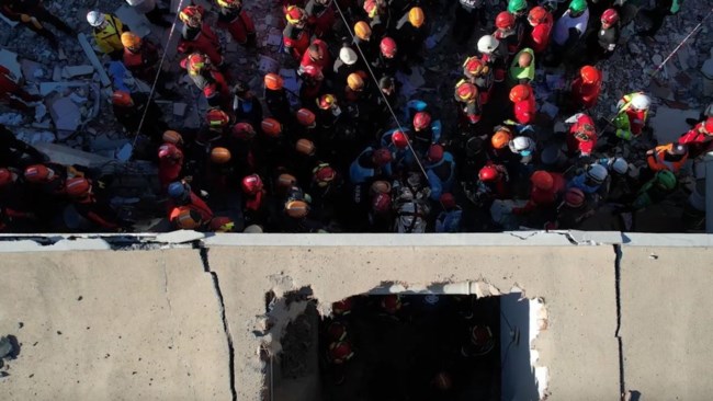 Τουρκία - Κατάρρευση πολυκατοικίας: Η στιγμή που 18χρονη ανασύρεται ζωντανή από τα συντρίμμια