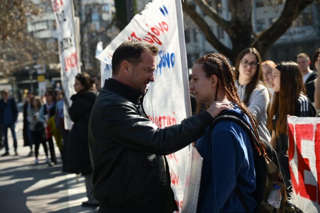 Λάρισα: Στο συλλαλητήριο ο Νίκος Πλακιάς - Αγκάλιασε μαθήτρια που διαδήλωνε για τα Τέμπη [εικόνες - βίντεο]