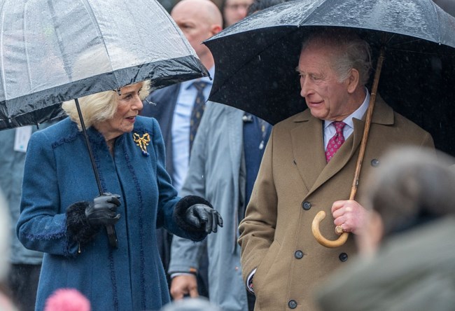 "Βροχή" οι ερωτήσεις για τον Άντριου στον βασιλιά Κάρολο σε νέα εμφάνιση του Βρετανού μονάρχη
