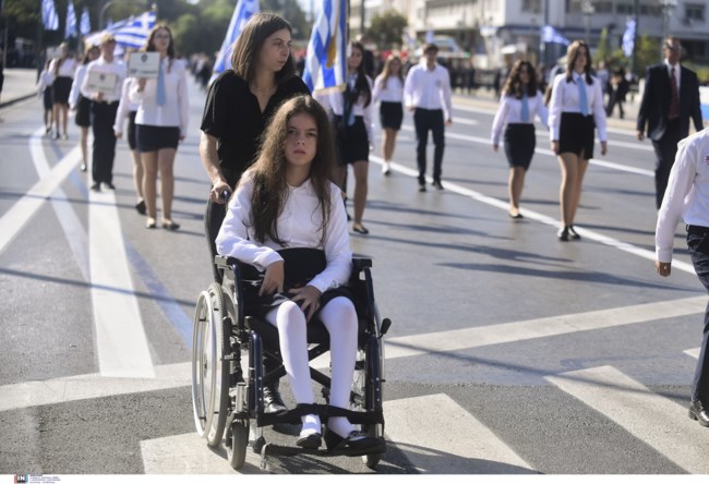 Πλήθος κόσμου στη μαθητική παρέλαση της Αθήνας - Καταχειροκροτήθηκαν τα παιδιά [εικόνες]