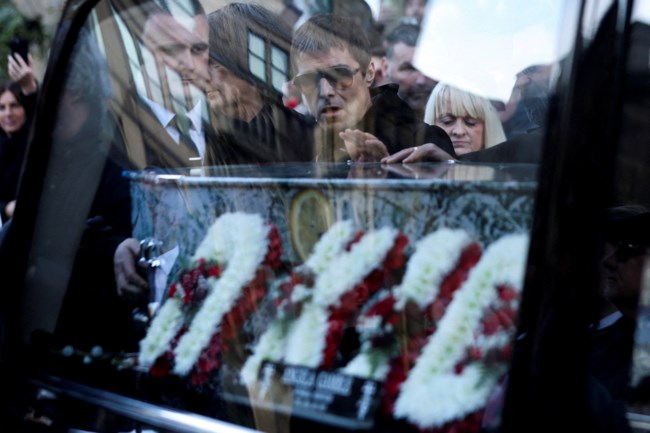 Παρουσία Ντέιβιντ Μπέκαμ και Λίαμ Γκάλαχερ, το Μάντσεστερ αποχαιρέτισε τον θρυλικό μπασίστα Γκάρι Μάνφιλντ [εικόνες]