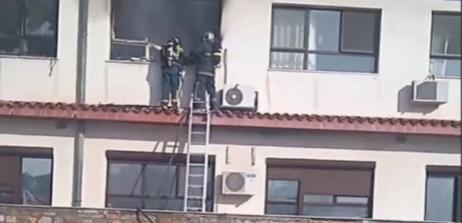 Ενας νεκρός από φωτιά στην κλινική covid του νοσοκομείου Παπανικολάου - "Την έβαλε ασθενής με τσιγάρο"  [βίντεο]