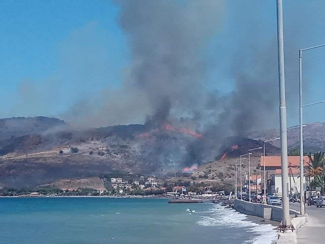 Εκτός ελέγχου μαίνεται φωτιά στην Πέτρα Λέσβου - Ισχυροί άνεμοι στην περιοχή [εικόνες]