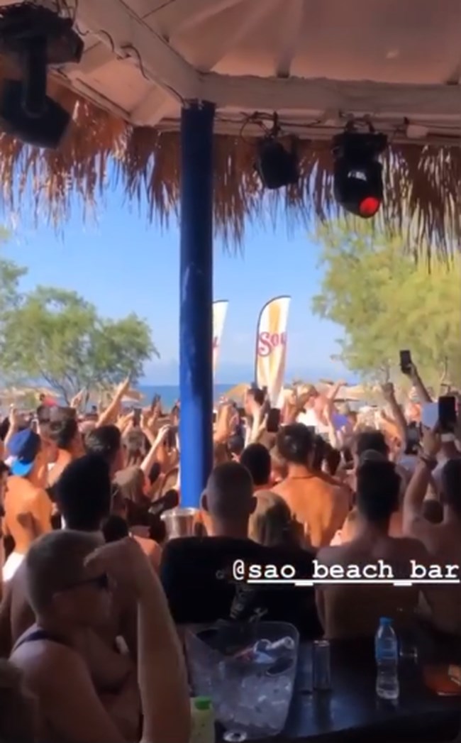 Τρελός συνωστισμός σε beach bar στην Αχαΐα - "Δεν υπάρχει ιός, μόνο πάρτι, μαγκιά και αλκοόλ" [εικόνες - βίντεο]