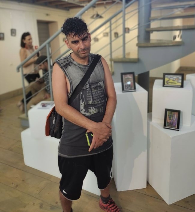 Θεσσαλονίκη: Πρόσφυγας ζωγραφίζει την ιστορία του σε πακέτα τσιγάρων [εικόνες]