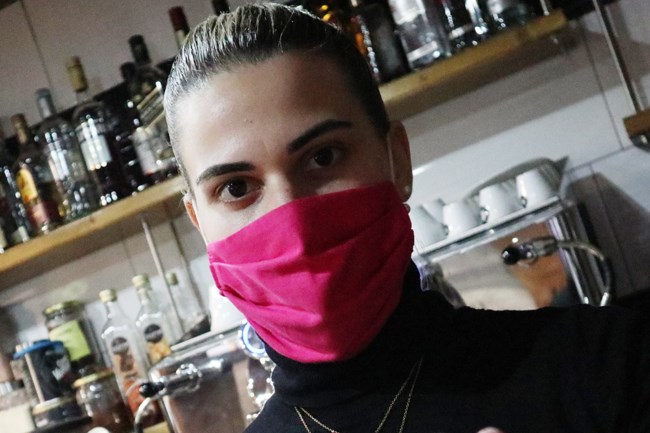 Η… τέχνη της πρωτότυπης μάσκας στους δρόμους της Λάρισας [εικόνες]