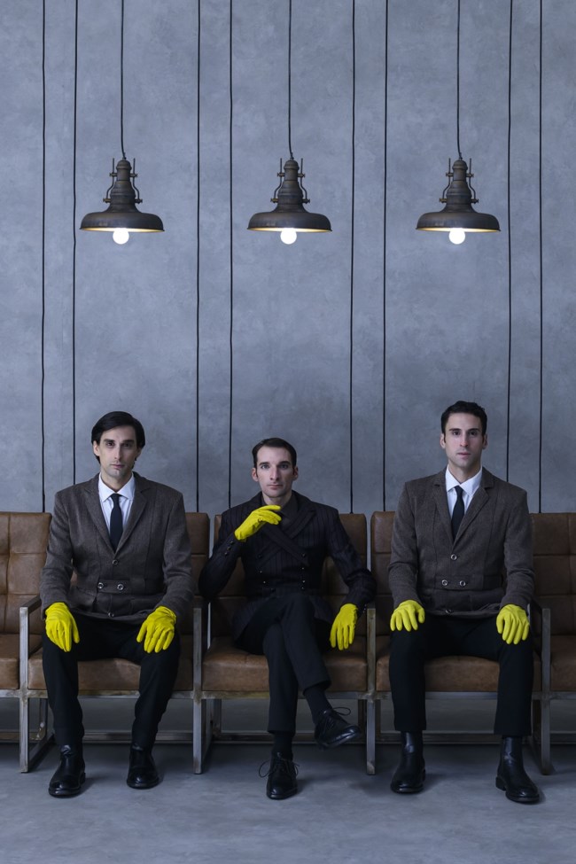 Ο Κάφκα μέσα από το βλέμμα του Αρη Μπινιάρη - Πρώτες φωτογραφίες της "Δίκης" με τον Παπασπηλιόπουλο