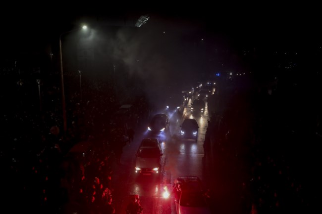 Ρίγη συγκίνησης σε Τούμπα και Λυών για τα επτά "αετόπουλα": Αποχαιρέτησαν τους άτυχους οπαδούς του ΠΑΟΚ [εικόνες, βίντεο]