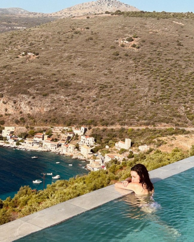 Μαρία Βοσκοπούλου: Οι φωτογραφίες με το μαγιό της στην πισίνα με την απίστευτη θέα στο βουνό και τη θάλασσα