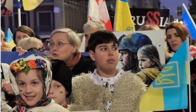 Με σημαίες και δάκρυα: Η κοινότητα της Ουκρανίας ζητά τέλος στον πόλεμο - Μεγαλειώδης πορεία στο Σύνταγμα