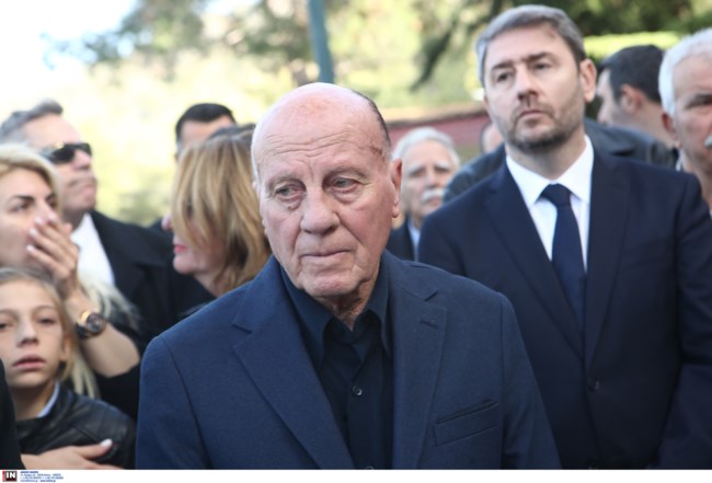 Δύσκολες ώρες για τον Μίμη Δομάζο - Κατέρρευσε και μεταφέρθηκε στο νοσοκομείο ο θρύλος του ελληνικού ποδοσφαίρου