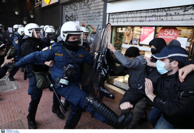 Ξύλο και χημικά στη συγκέντρωση στο κέντρο της Αθήνας για τον Δημήτρη Κουφοντίνα [Εικόνες]