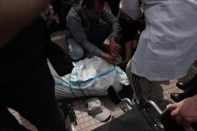 Ενταση έξω από τη Βουλή: Χημικά στη συγκέντρωση των υγειονομικών που προσπάθησαν να σπάσουν το αστυνομικό μπλόκο