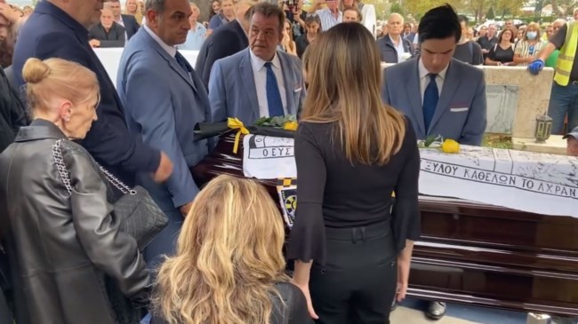Κηδεία Γιάννη Ιωαννίδη: Συντετριμμένη και υποβασταζόμενη η κόρη του - "Σ' αγαπάω", σπάραζε η γυναίκα του