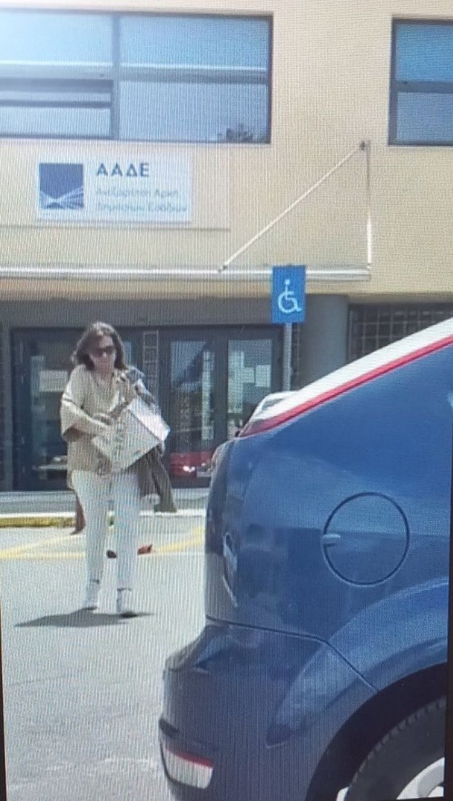"Εδωσα 5.000 ευρώ και τους ευχαρίστησα, δεν είχα άλλη επιλογή" - Θύμα του κυκλώματος των εφοριακών αποκαλύπτει