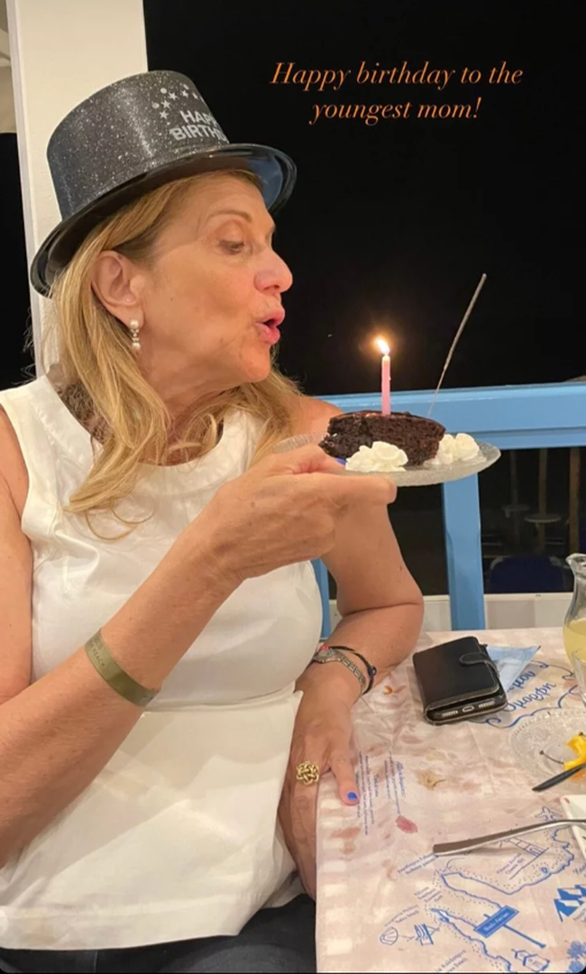 Η σπάνια εμφάνιση της Αντας Παπανδρέου: Γενέθλια με την κούκλα κόρη της Μαργαρίτα