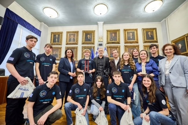 Βράβευση της ομάδας UniREVsals στο Πανελλήνιο Πρωτάθλημα Ρομποτικής FIRST TECH Challenge από τον Δήμαρχο Πειραιά