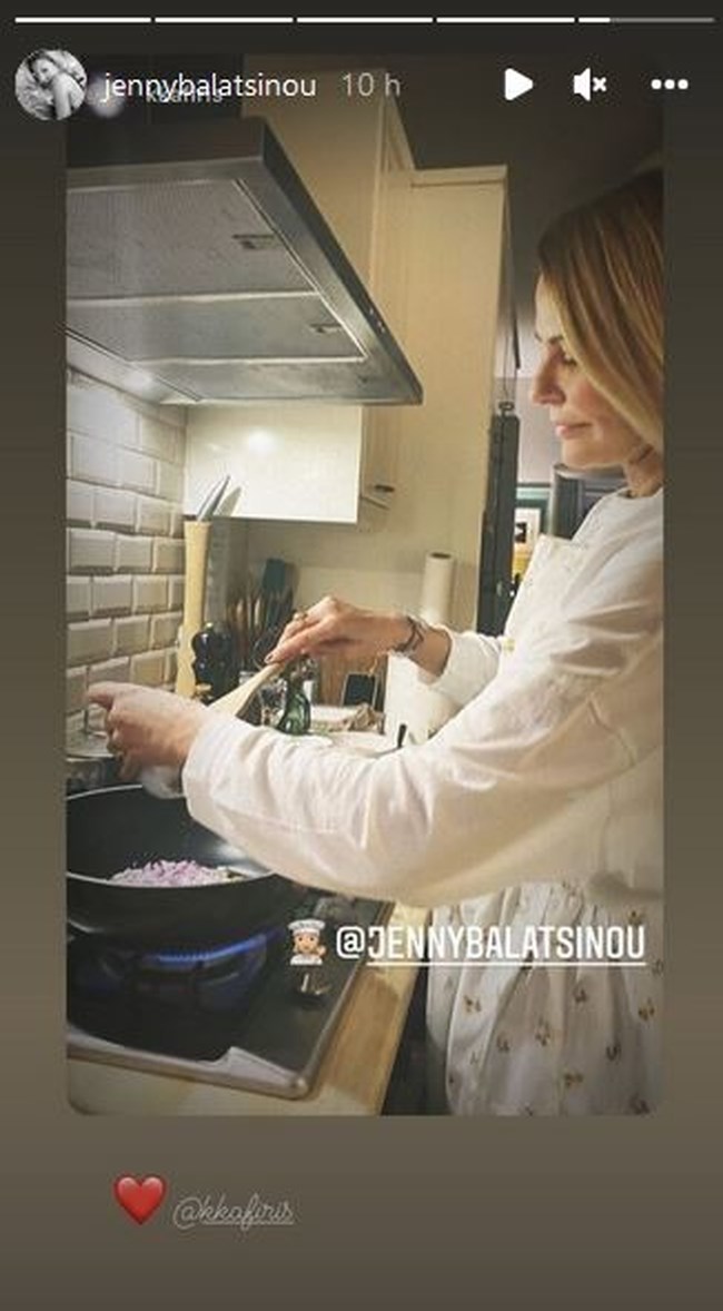 Η Τζένη Μπαλατσινού μαγειρεύει με ποδιά στη μοντέρνα κουζίνα της [εικόνα]