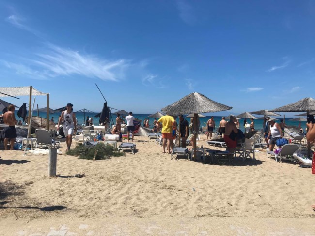 Χαλκιδική: Ανεμοστρόβιλος "χτύπησε" παραλία γεμάτη με κόσμο - Μια γυναίκα τραυματίστηκε [εικόνες]