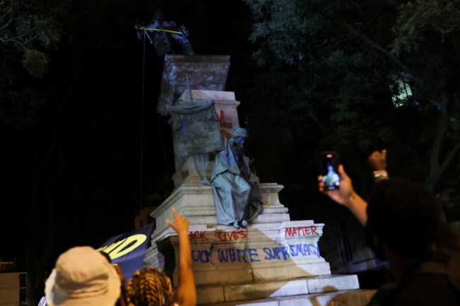 Απίστευτες εικόνες: Διαδηλωτές κατά του ρατσισμού γκρεμίζουν άγαλμα στην Ουάσινγκτον [βίντεο]