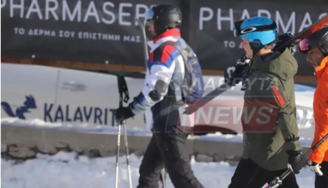 Αιφνιδιαστική επίσκεψη Μητσοτάκη στα Καλάβρυτα: Στις πίστες του Χιονοδρομικού, με τα χιονοπέδιλα στον ώμο