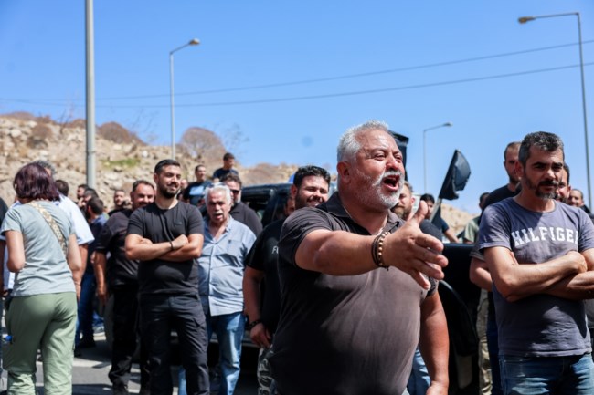 Ηράκλειο: Μπλόκα από τους αγροτοκτηνοτρόφους σε κόμβο αεροδρομίου και ΒΟΑΚ [εικόνες - βίντεο]
