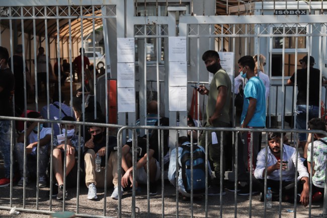 Ουρές από τα ξημερώματα στην Υπηρεσία Ασύλου - Περισσότεροι από 80 άνθρωποι στο πεζοδρόμιο [βίντεο]