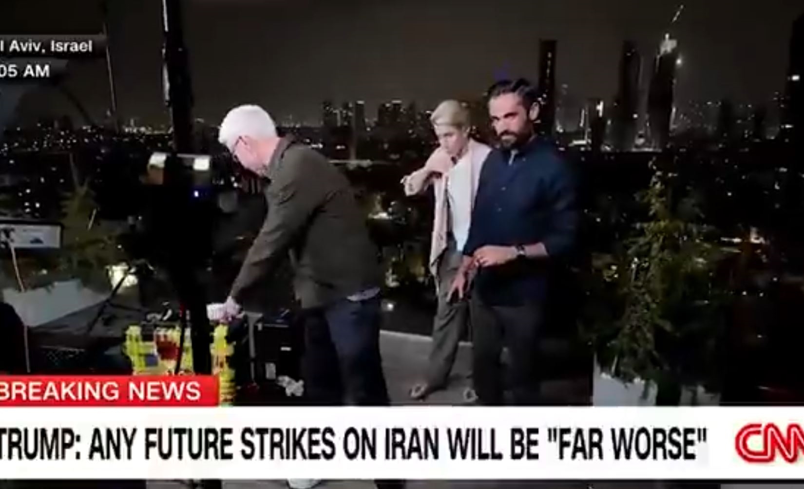 Η στιγμή που το τηλεοπτικό συνεργείο του CNN διακόπτει τη ζωντανή μετάδοση από το Ισραήλ