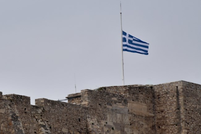 Μεσίστια κυματίζει η Ελληνική σημαία στην Ακρόπολη- Τιμή στον Μανώλη Γλέζο