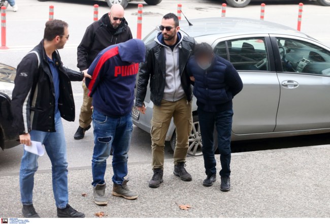 Θεσσαλονίκη: Αμίλητοι με σκυμμένα κεφάλια πήγαν στο δικαστήριο οι κατηγορούμενοι για τη δολοφονία της 41χρονης Γεωργίας [βίντεο]