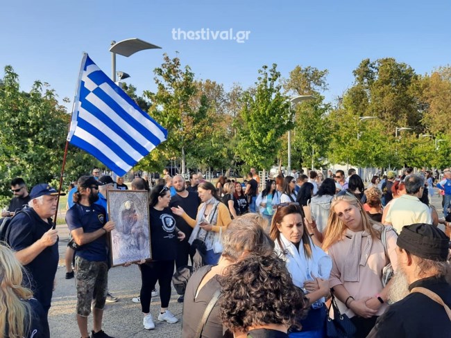 Κορονοϊός: Με εικόνες και ελληνικές σημαίες νέα συγκέντρωση των αρνητών μάσκας και εμβολίων [video]
