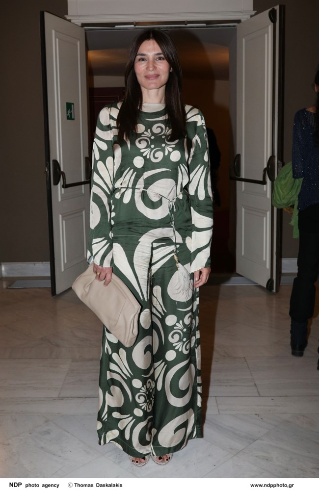 Μαρία Ναυπλιώτου: To σατέν αέρινο look με deux pieces και την αγαπημένη της τσάντα - φάκελο